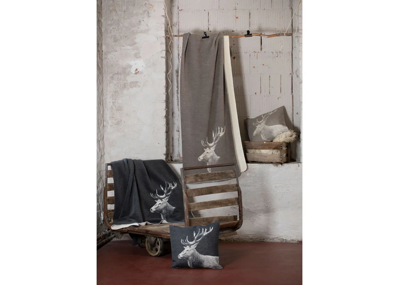 Fussenegger Throw - Savona Velour Stag Head Smoke 200x150cm